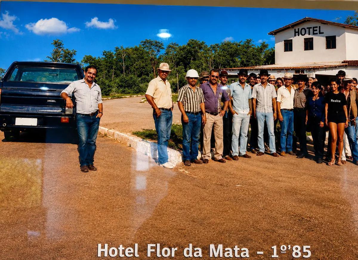 Foto histórica de 1985 com um grupo de pessoas reunido em frente ao Hotel Flor da Mata
